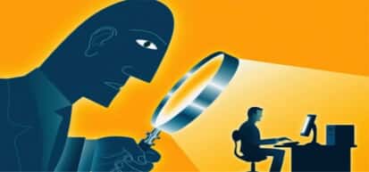 Illustrazione di una lente che osserva una persona al computer