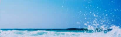 Spiaggia di ciottoli e onde sulla costa mediterranea