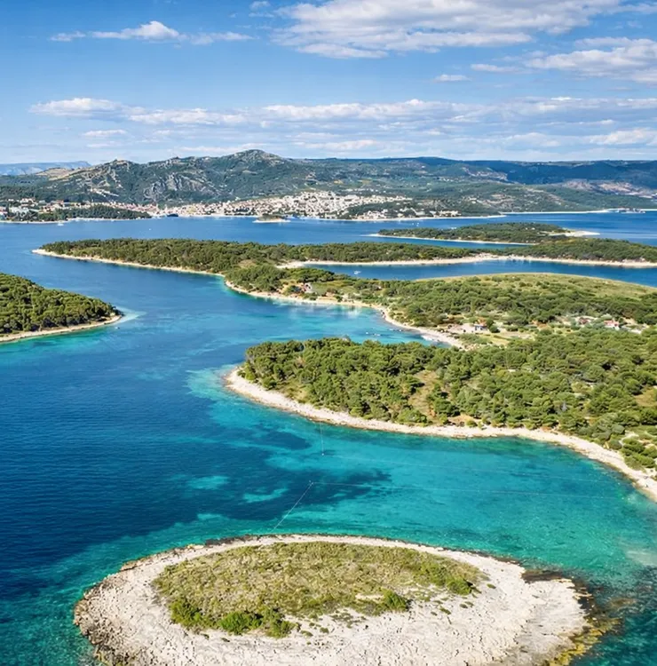 Location de bateau sans skipper en Croatie dans les îles Pakleni près de Hvar