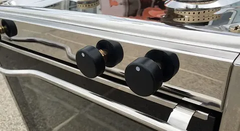 Techimpex-Schiffskocher mit zwei Brennern vor der Wartung