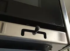 Montageschritt 2 des Techimpex-Ofens mit installierter neuer Rückplatte