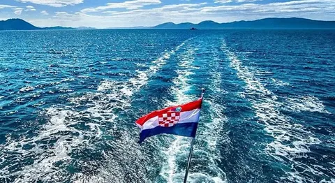 Bandiera croata sulla poppa di una barca a vela