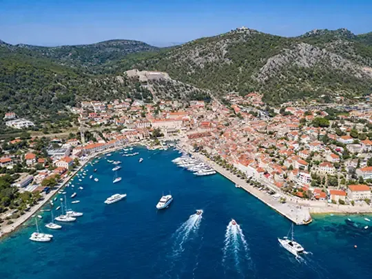 Nabrzeże i port miasta Hvar