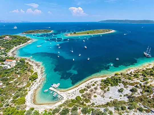 Niebieski Lagoon na kotwicowisku Krknjasi