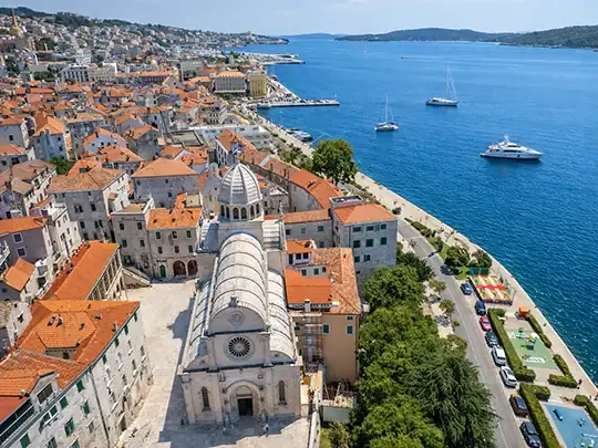 Linia brzegowa i port miasta Sibenik